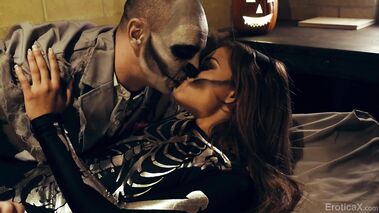Sexy Zombie Romantic Halloween Surprise