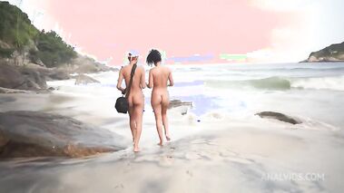 Cute perfect body babe fucked on a public beach