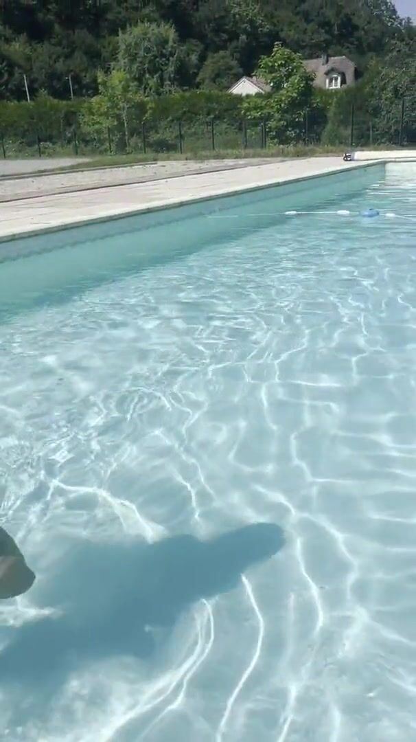 Letyhowl Ca derape a la piscine