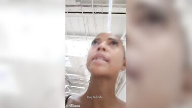 Miiana accoste un inconnu