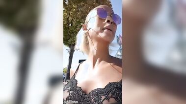 Miiana accoste un inconnu