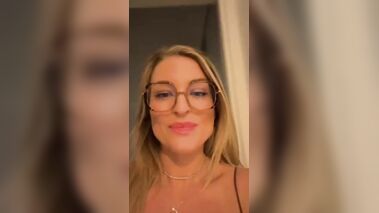 Margot dulac offre sa copine Andrea a son mari