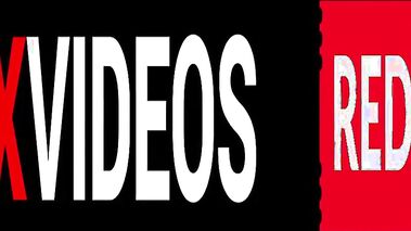 BAISER UNE FILLE GOTHIQUE DANS LES BOIS