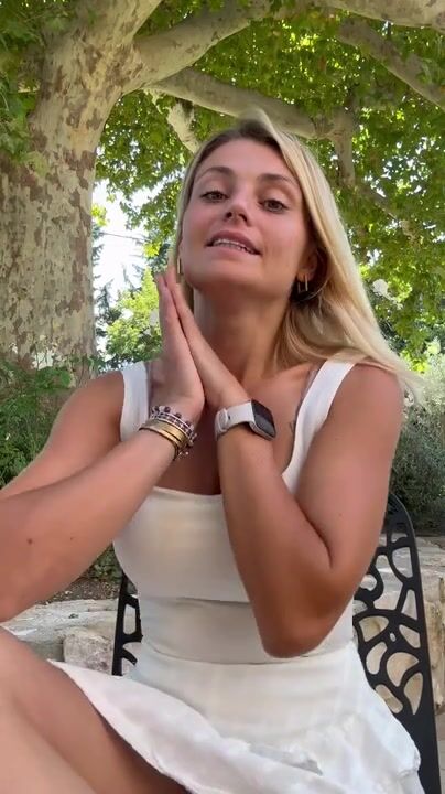 Zoe Blondy se fait prendre en lingerie fine